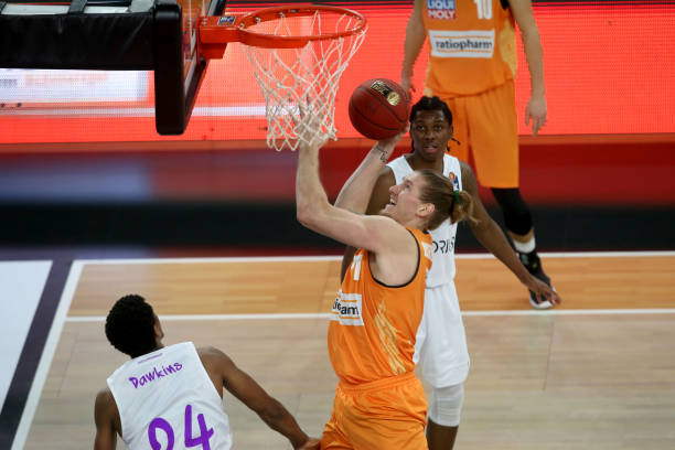 曾受到类似 曾受到类似